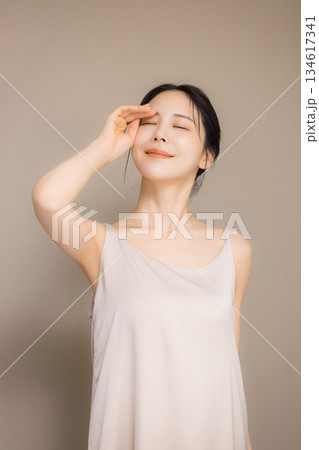 若い女性のビューティイメージ 134617341