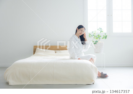 ベットでくつろぐ女性　 134617357