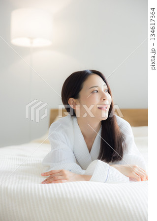 ベットでくつろぐ女性　　 134617364