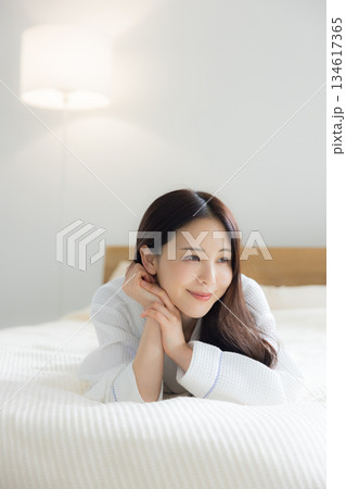 ベットでくつろぐ女性　　 134617365