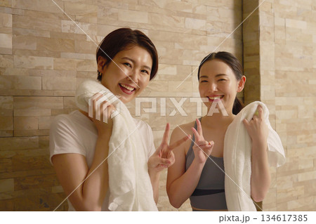 エクササイズ 汗を拭く女性 ピースサイン エクササイズ 汗を拭く女性 ピースサイン 134617385