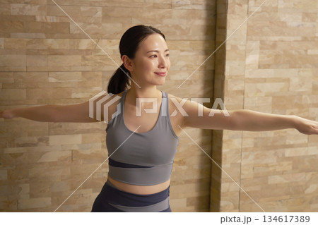 女性　20代　ホットヨガ 134617389