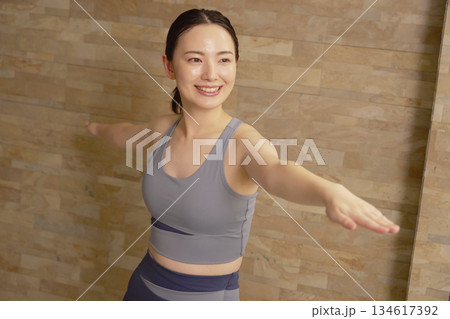 女性　20代　ホットヨガ 134617392