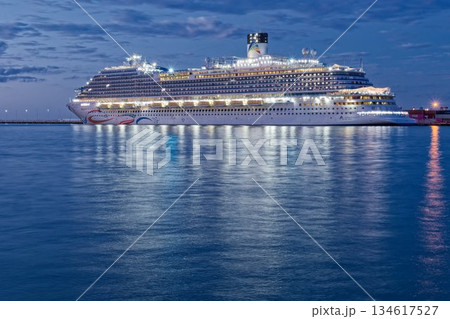 夕暮れの博多港に停泊中の大型客船アドラマジックシティ 夕暮れの博多港に停泊中の大型客船アドラマジックシティ 134617527