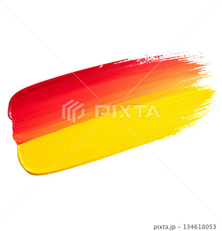 黄色と赤のペイントをしている筆のあと 134618053