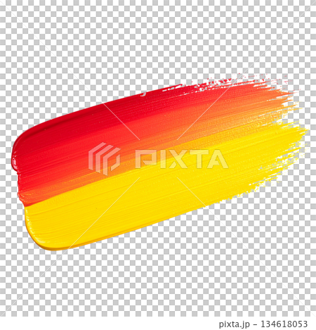 黄色と赤のペイントをしている筆のあと 134618053