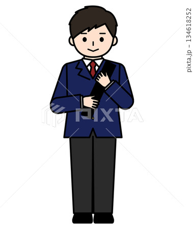 制服姿で卒業証書を抱える男の子 134618252