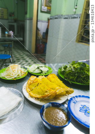 ベトナムのローカルレストランで食べたバインセオ 134618413