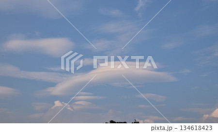青空に美しく浮かぶ神秘的なレンズ雲・爽やかで穏やかな空模様の自然風景 134618423