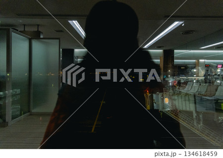 空港の窓に写っている私の写真 134618459