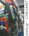 ベトナムの市場に所狭しと並ぶ服 134618467