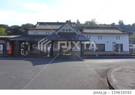 日南線　飫肥駅の駅舎正面と駅前の風景（宮崎県日南市） 134618592