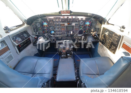 飛行機のコックピット 134618594