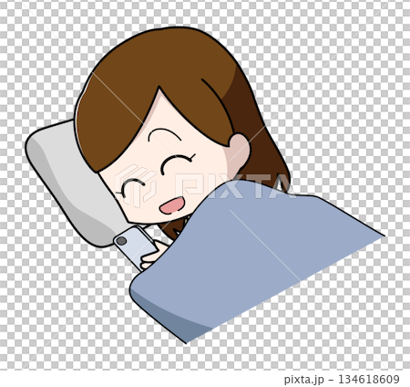 圖:一位面帶微笑的女子躺著操作智慧型手機 圖:一位面帶微笑的女子躺著操作智慧型手機 134618609
