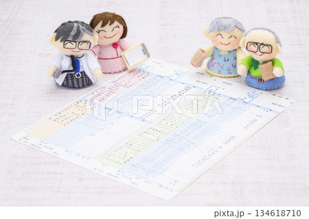 医師、看護師、ご年配の夫婦の人形と健康診断の結果の用紙 134618710