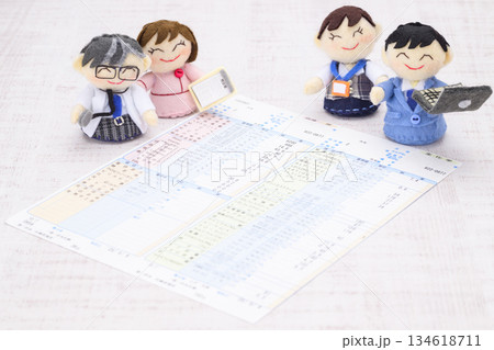 医師、看護師、サラリーマン、OLの人形と健康診断の結果の用紙 134618711