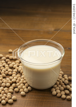 植物性タンパク質を含むナチュラルな豆乳 植物性タンパク質を含むナチュラルな豆乳 134618941