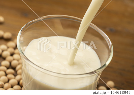 大豆由来の豆乳をグラスに注ぎ入れる健康的な飲み物 大豆由来の豆乳をグラスに注ぎ入れる健康的な飲み物 134618943