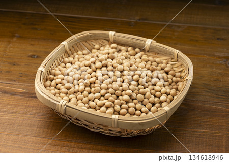 食品素材として利用される竹笊に盛られた大豆 134618946
