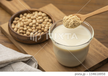 大豆由来の豆乳にきな粉を加えた健康的な飲み物 大豆由来の豆乳にきな粉を加えた健康的な飲み物 134618950