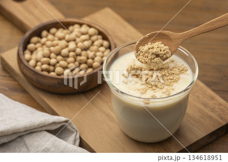 大豆由来の豆乳にきな粉を加えた健康的な飲み物 大豆由来の豆乳にきな粉を加えた健康的な飲み物 134618951