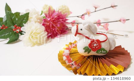 金扇の上のちりめん白馬の置物と正月を飾る花 金扇の上のちりめん白馬の置物と正月を飾る花 134618960