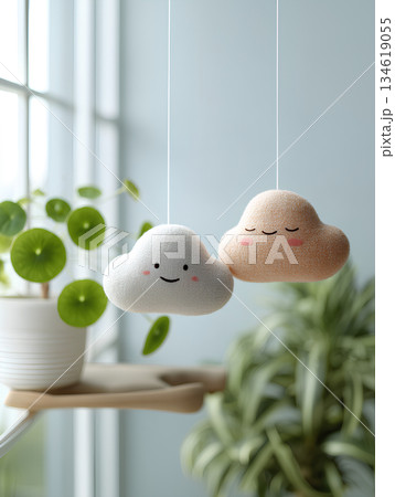 部屋の中でくつろぐかわいいふわふわ雲さん（3D）縦/まみおデザイン癒しシリーズ 134619055