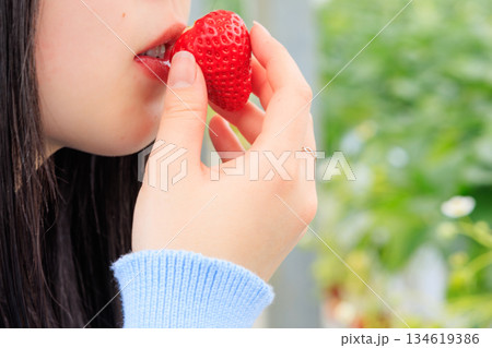 苺を食べる女性の口元 134619386