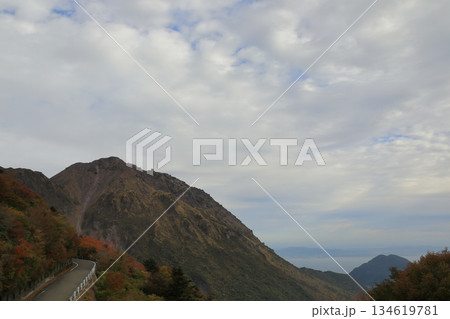 紅葉に彩られた雲仙普賢岳平成新山の風景 134619781