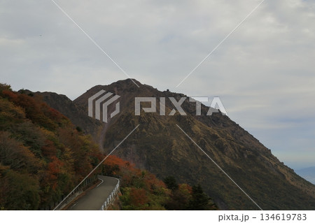 仁田峠の展望所から眺めた雲仙普賢岳平成新山の景色 134619783