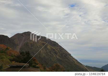 仁田峠の展望所から望む雲仙普賢岳平成新山の山頂 仁田峠の展望所から望む雲仙普賢岳平成新山の山頂 134619784