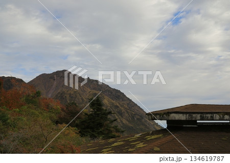 紅葉の季節の雲仙普賢岳平成新山の風景 紅葉の季節の雲仙普賢岳平成新山の風景 134619787