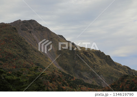 妙見岳から望む雲仙普賢岳平成新山の荒々しい山肌 妙見岳から望む雲仙普賢岳平成新山の荒々しい山肌 134619790