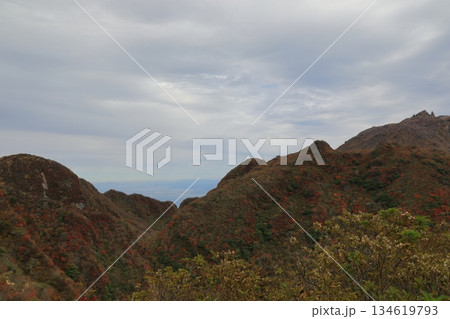 紅葉に彩られた雲仙の山並みの風景 紅葉に彩られた雲仙の山並みの風景 134619793