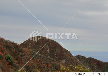 妙見岳から眺めた紅葉に彩られた雲仙岳の風景 妙見岳から眺めた紅葉に彩られた雲仙岳の風景 134619794