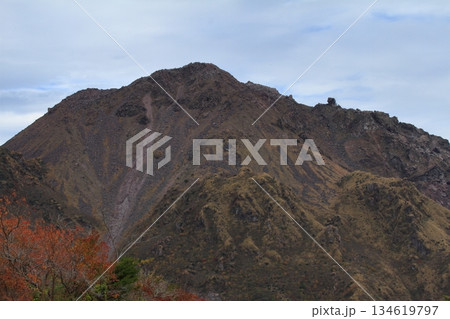 雲仙普賢岳平成新山の荒々しい山肌の景色 雲仙普賢岳平成新山の荒々しい山肌の景色 134619797