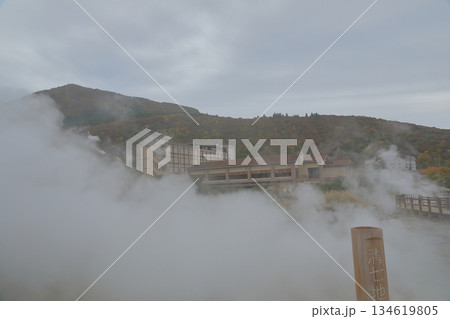 辺り一面が白い噴気に包まれた雲仙地獄の清七地獄の景色 134619805