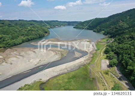 鹿児島県鹿屋市の大隅湖の全景空撮 134620131