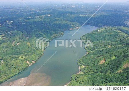 鹿児島県鹿屋市の大隅湖の全景空撮 134620137
