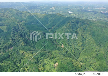 鹿児島県鹿屋市の高隅山周辺の山並みの空撮 134620138