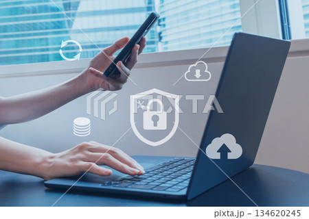 サイバー空間の情報を守るセキュリティのイメージ 134620245