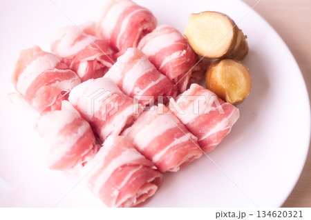 ぐるぐる巻きの豚バラスライス ぐるぐる巻きの豚バラスライス 134620321