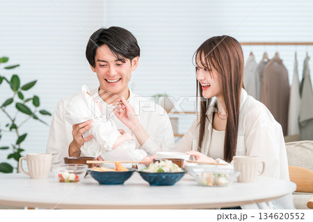マイホームのダイニングテーブルで食事をする若いアジア人夫婦,カップル マイホームのダイニングテーブルで食事をする若いアジア人夫婦,カップル 134620552