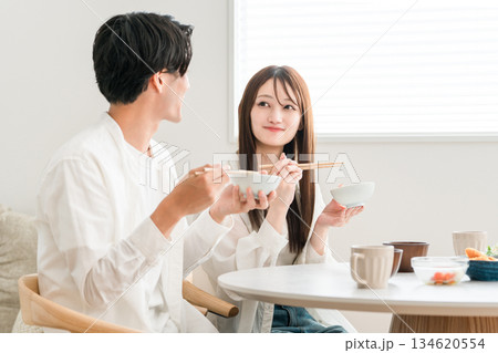 マイホームのダイニングテーブルで食事をする若いアジア人夫婦,カップル マイホームのダイニングテーブルで食事をする若いアジア人夫婦,カップル 134620554