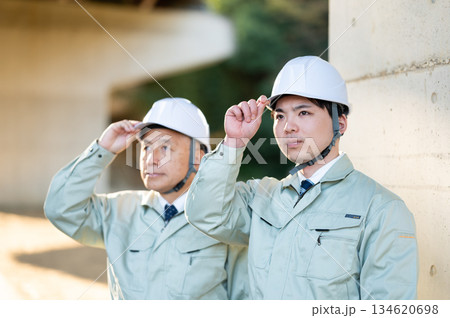 建設業のシニアと若手の眼差し 建設業のシニアと若手の眼差し 134620698