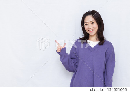 笑顔で人差し指を立てている女性 134621066