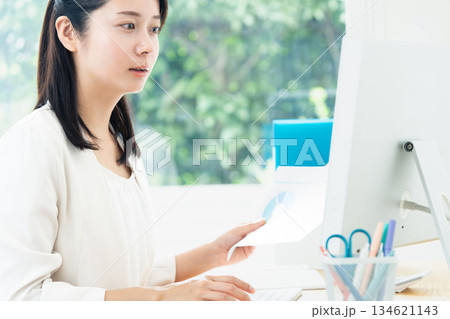 パソコンで資料作成する若い女性 134621143