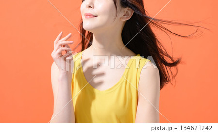 オレンジ背景　ミドル女性　ポートレート 134621242