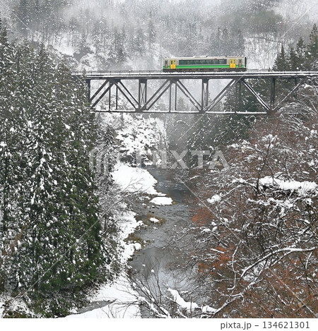 雪景色の只見線 134621301