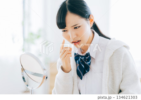 ニキビを見つけた女子高生 134621303